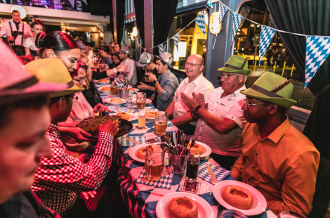 Dinnershow Oktoberfest in Rotterdam met Duitse muziek, lederhosen en diner op een partyschip