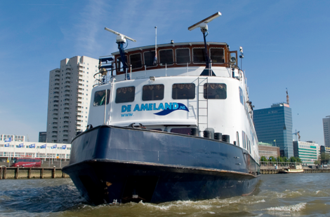 Partyschip in Rotterdam verlicht voor een avondvaart met dinnershow en diner aan boord